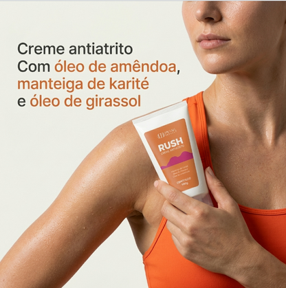 Atleta segurando o creme antiatrito Rush, com óleo de amêndoa, manteiga de karité e óleo de girassol