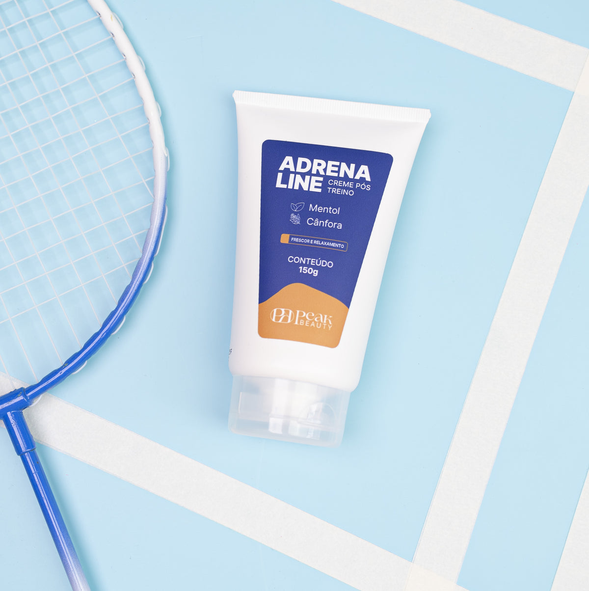 Creme pós-treino Adrenaline sobre quadra azul com raquete