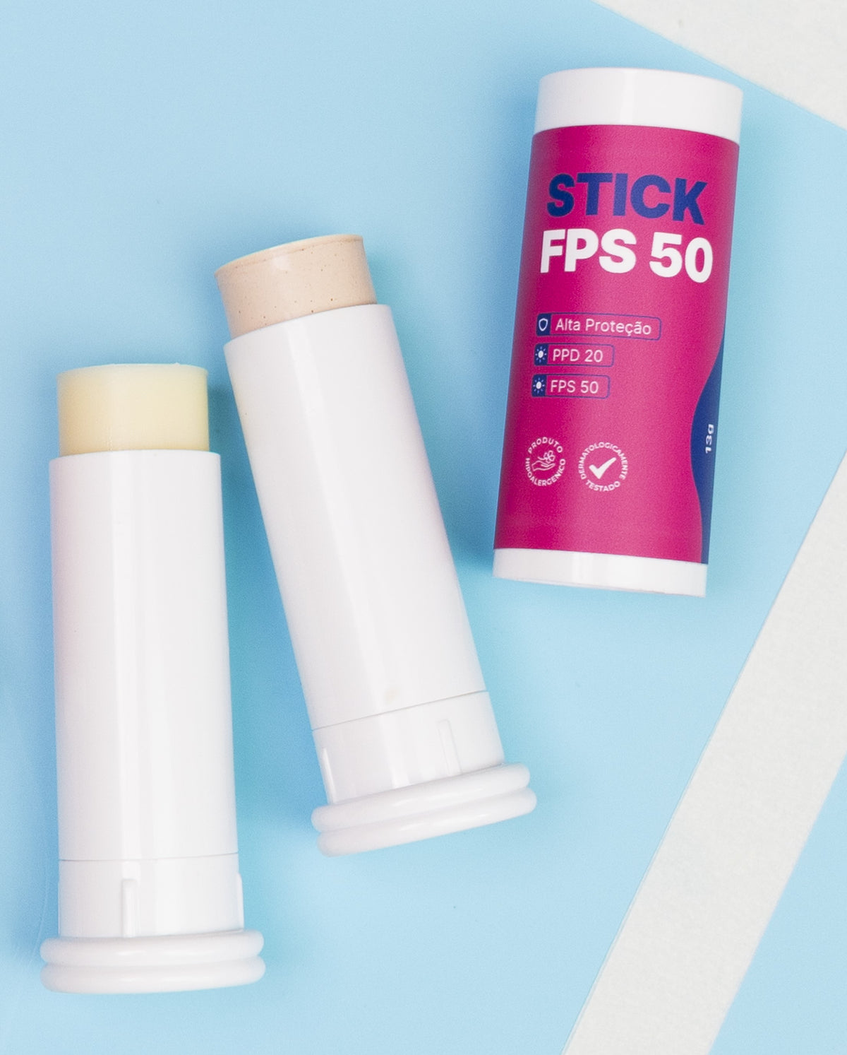 Dois bastões do Stick FPS 50 abertos, em tons diferentes, ao lado da embalagem